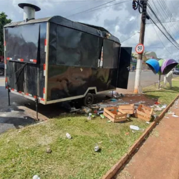 Trailer de lanche explode e dono fica ferido