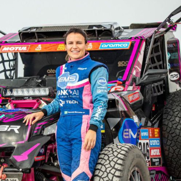 Catarinense é primeira brasileira a competir como pilota no rali Dakar