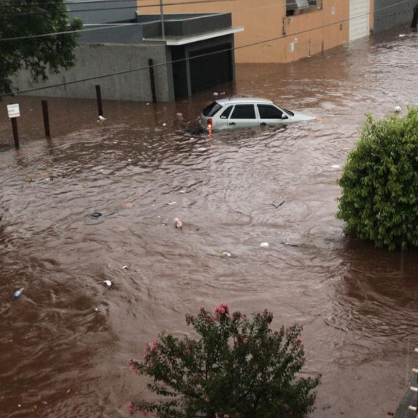Bombeiros atendem diversas ocorrências devido a forte chuva em Assis