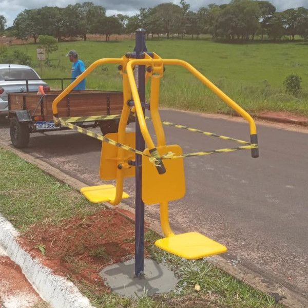 Pista de caminhado do Grande Lago recebe aparelhos de ginástica