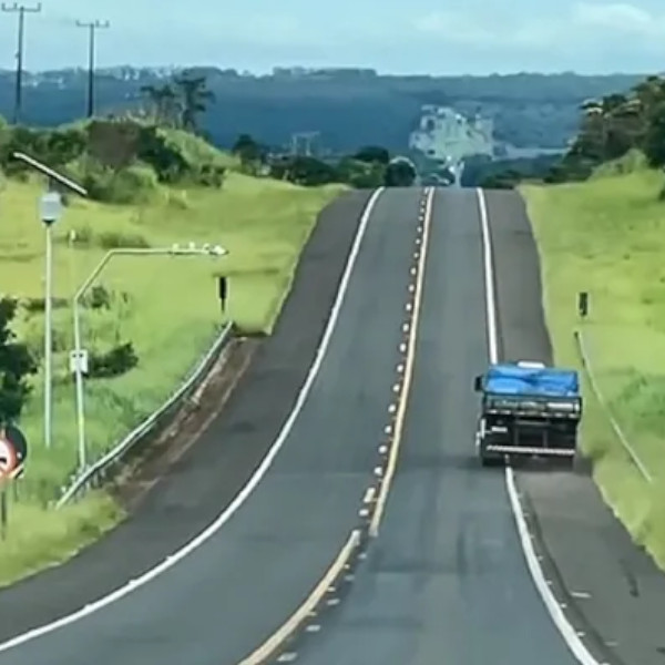 Caminhoneiro é flagrado em zigue-zague e na contramão em rodovia 