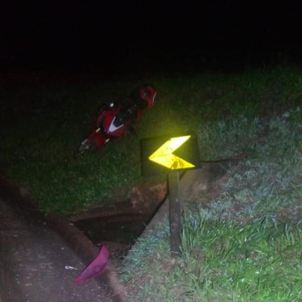 Motociclista de Assis morre após colidir moto em defesa metálica