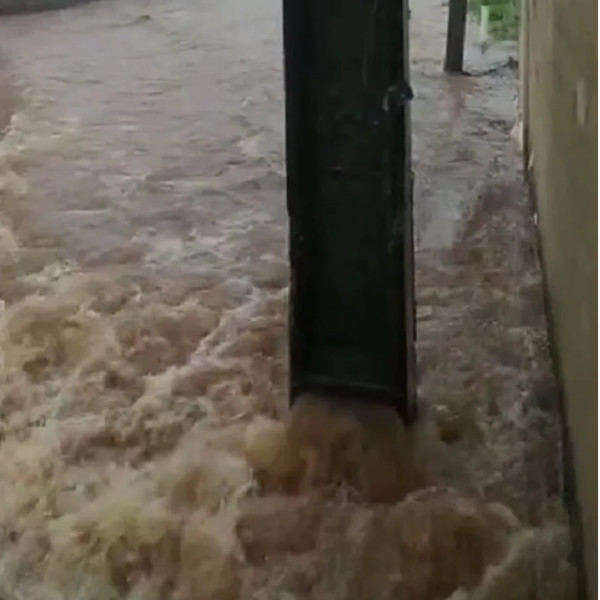 Temporal alaga residências e escola municipal em Martinópolis