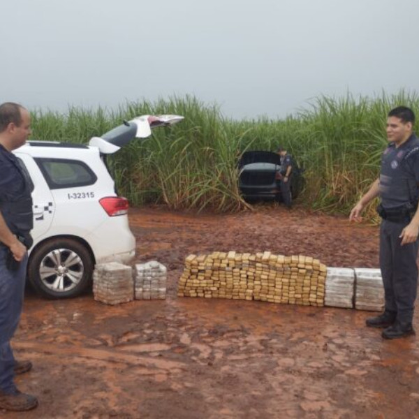 Polícia Militar recupera carro roubado e apreende carga de maconha com 260 quilos de droga