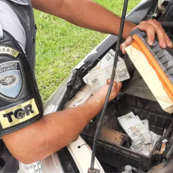 Homem é preso com mais de R$ 160 mil escondidos em motor de caminhonete