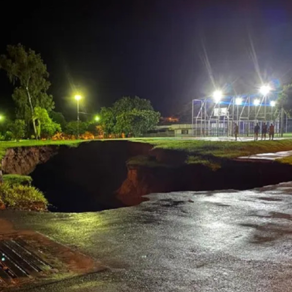 Cratera de cerca de 50 metros de diâmetro “engole” praça de Tupã após forte chuva