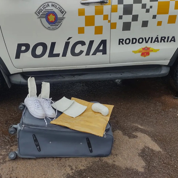 Boliviano é preso com pasta base de cocaína escondida na sola do tênis