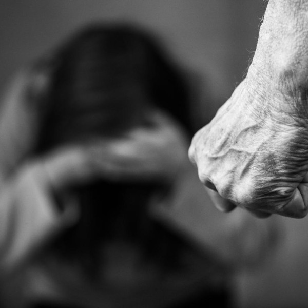 Homem é preso em flagrante suspeito de agredir e matar a mulher