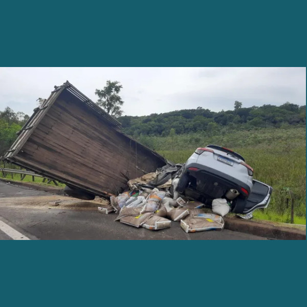 Acidente entre dois carros e dois caminhões deixa feridos em rodovia de Bauru