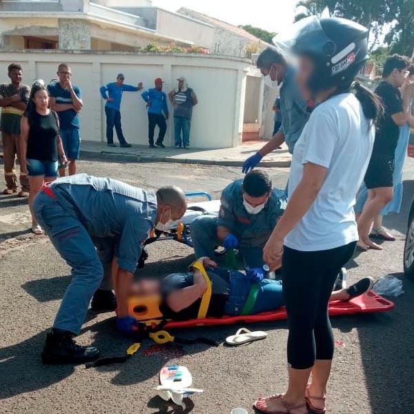 Acidente entre carro e moto deixa mulher ferida no centro de Paraguaçu