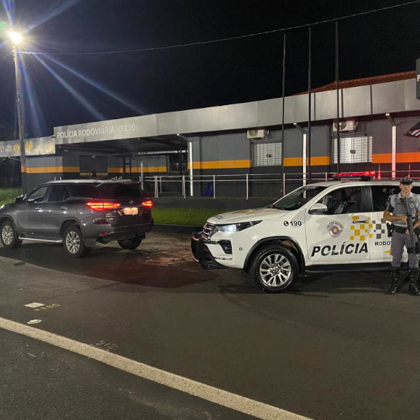 Polícia Rodoviária prende homem conduzindo carro furtado; vídeo