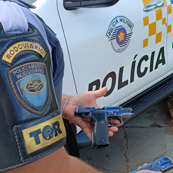 Homem é preso com drogas e arma de fogo na Rodovia SP-294