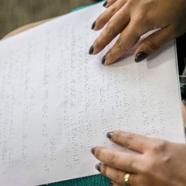 Lei obriga cartórios de SP a disponibilizar certidões de óbito, nascimento e casamento em braille