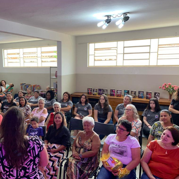 “Chá D’Elas” reúne mulheres em bate-papo na Biblioteca Municipal em comemoração ao mês da mulher