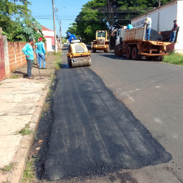 Prefeitura Municipal segue realizando operação tapa-buracos por ruas e bairros de Paraguaçu Paulista