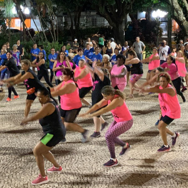 Caravana Esportiva e Zumba atraem dezenas de pessoas para a Praça da Matriz
