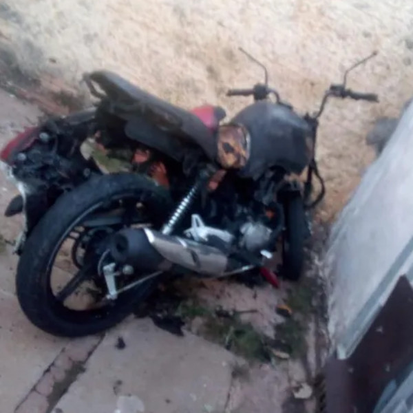 Suspeito de atear fogo em motocicleta de ex-namorada é preso por descumprimento de medida protetiva