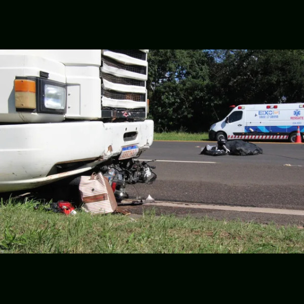 Batida em caminhão-guincho mata motociclista e garupa em rodovia