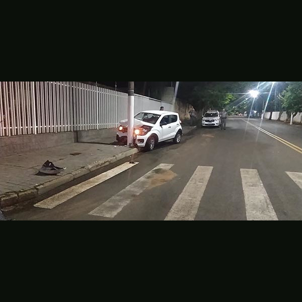 Veículo bate em poste próximo ao Tênis Clube, em Paraguaçu Paulista