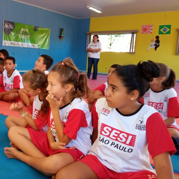 SESI, Prefeitura e Empresa Madrinha entregam uniformes às crianças do Programa Atleta do Futuro