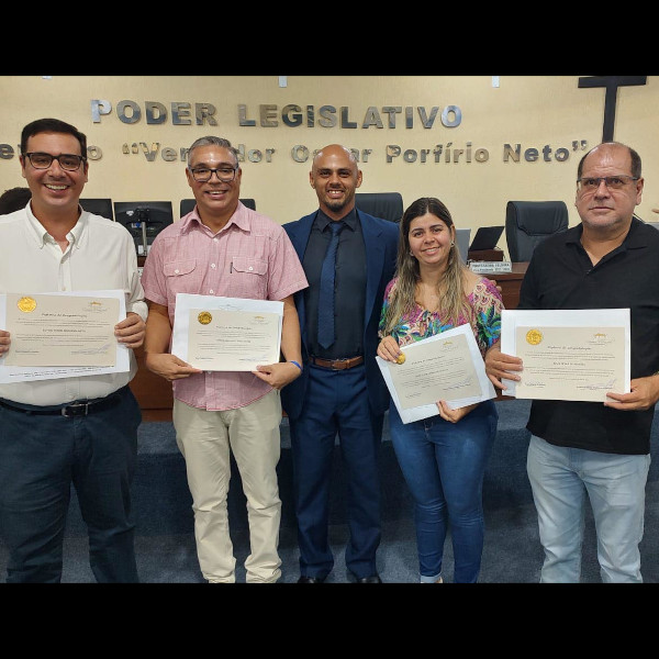 Vereadores entregam moção a Departamentos de Saúde e Esporte por destaque em projeto com idosos