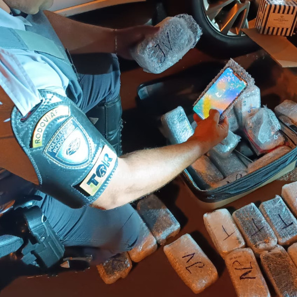 Apreendidos 150 IPhones e mais de 100 frascos de perfume contrabandeados; VEJA VÍDEO
