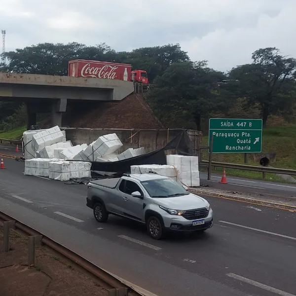 Caminhão carregado com celulose tomba na Rodovia Raposo Tavares