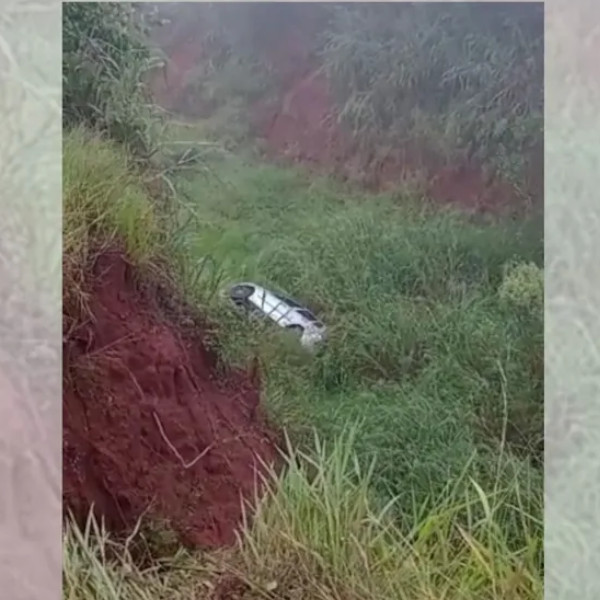 Mulher fica ferida após cair com carro em ribanceira em rodovia