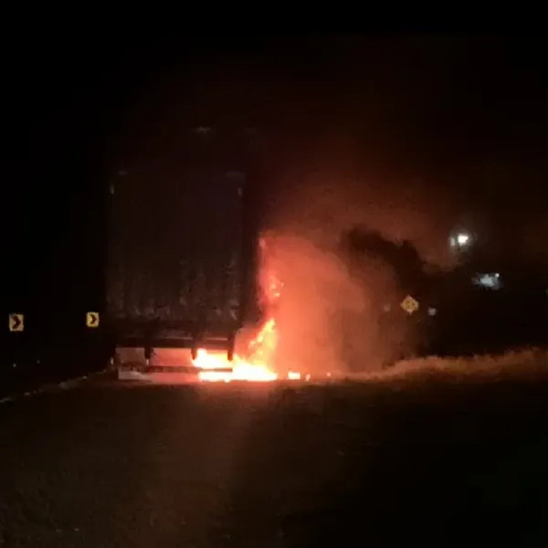Carreta fica em chamas em rodovia da região
