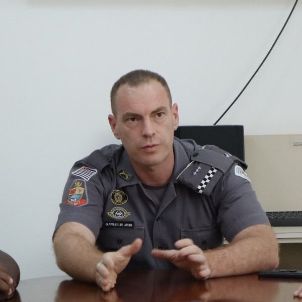 Capitão da PM se reúne com pais na Prefeitura e promete reforço no policiamento nas escolas