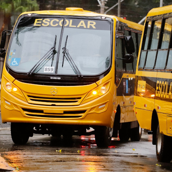 Prefeitura de Paraguaçu recebe mais 2 ônibus escolares