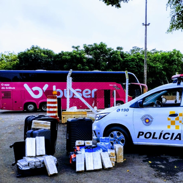 PM Rodoviária prende motorista de ônibus de fretamento que traficava maconha
