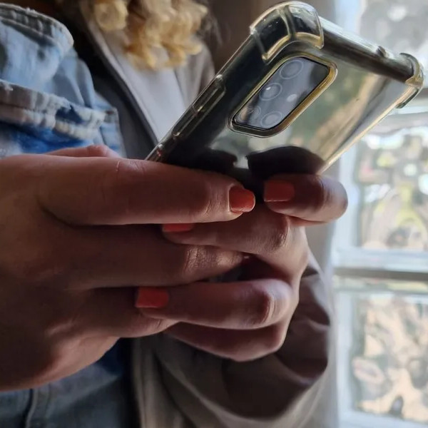 Idosa leva golpe de quase R$ 9 mil depois de baixar aplicativo que possibilitou acesso a seu celular