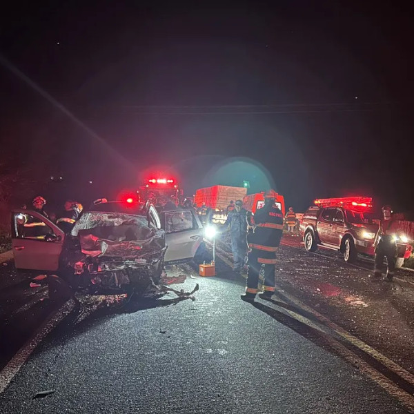 Acidente envolvendo dois carros e uma carreta mata uma mulher e deixa cinco pessoas feridas