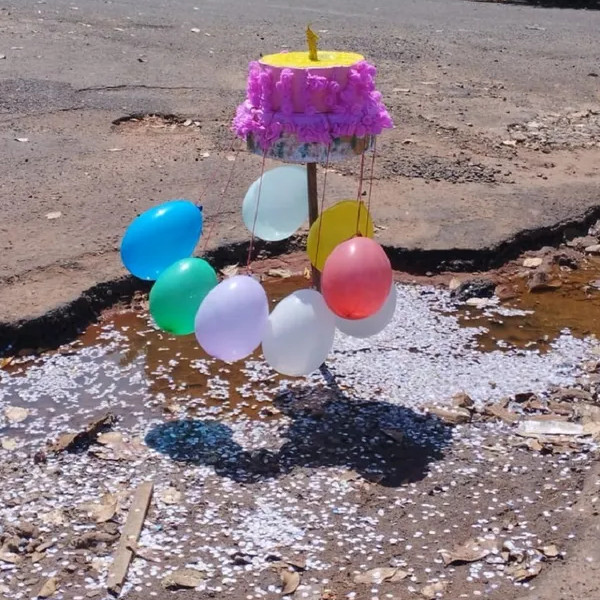 Com festa irônica, moradores comemoram um ano de buraco em rua de Paraguaçu Paulista
