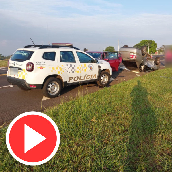 Viatura e outros dois carros se envolvem em colisão na SP-294
