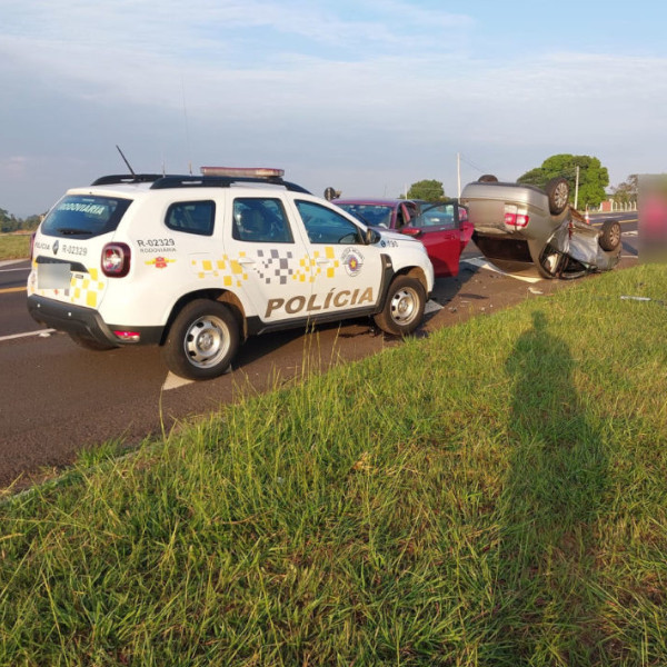 Viatura e outros dois carros se envolvem em colisão na SP-294; VEJA VÍDEO