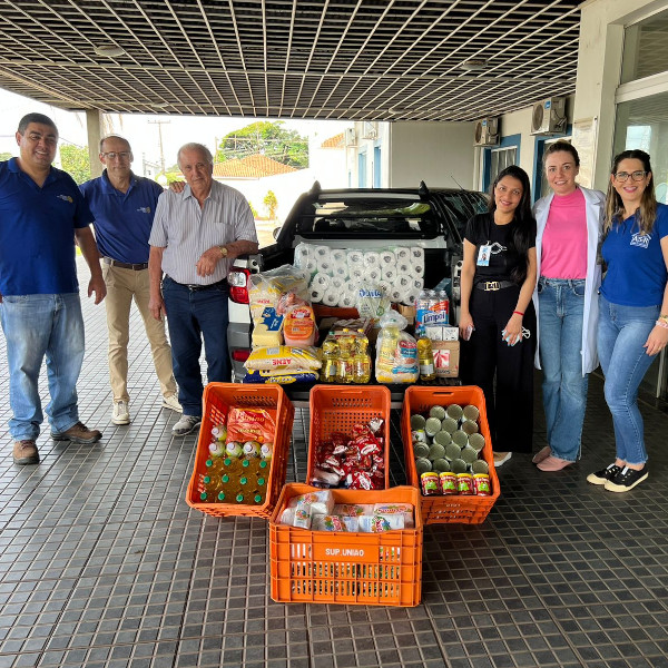 Rotary Club doa alimentos, produtos de higiêne e limpeza para a Santa Casa
