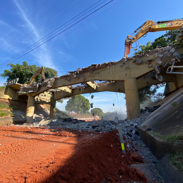 Eixo SP conclui desmonte de viaduto em Oriente