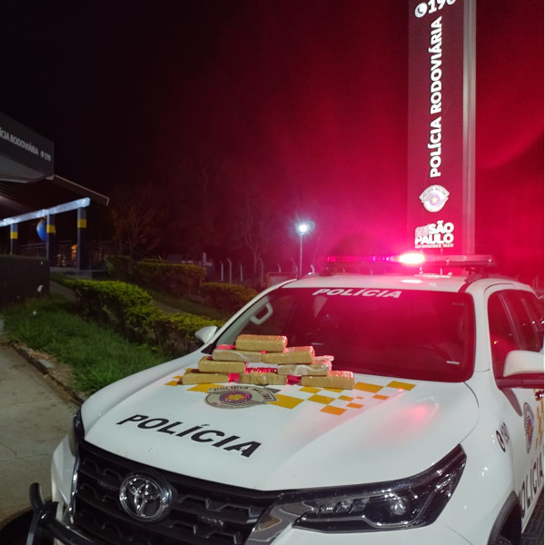 Mulher e adolescente são descobertos transportando cocaína em veículo