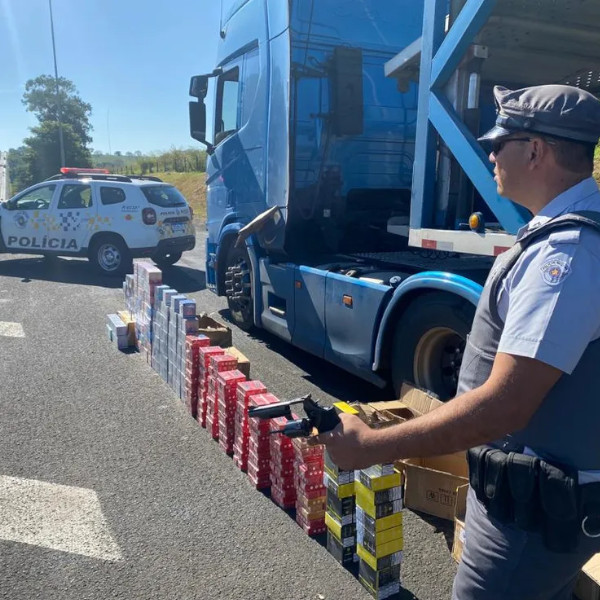 Polícia Rodoviária apreende arma, munições e cigarros sem nota fiscal com caminhoneiro