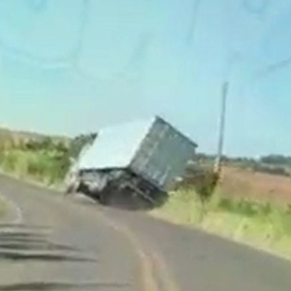 Caminhão carregado com ovos tomba em vicinal da região; VEJA VÍDEO