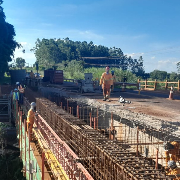 Alargamento de viadutos tem Pare e Siga 24h em Cruzália e Florínea