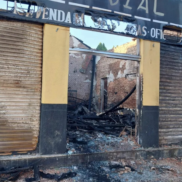Incêndio destrói oficina e motocicletas em avenida de Tupã