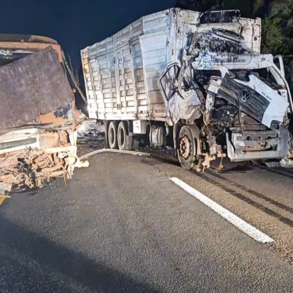 Duas pessoas ficam feridas após caminhão bater em ônibus levado por guincho em rodovia