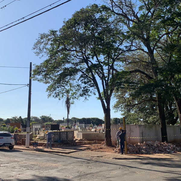 Prefeitura realiza reforma no muro do Cemitério da Paz e local terá mais um portão