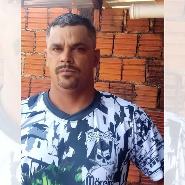 Motociclista morre após bater em placa de sinalização