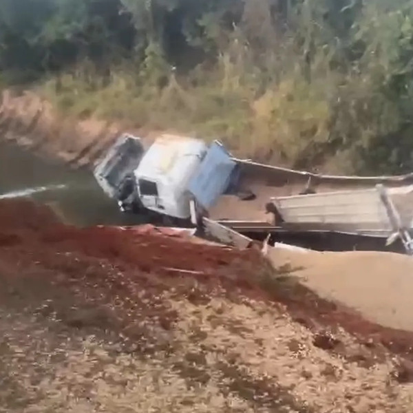 Acidente entre caminhão e ônibus de trabalhadores rurais deixa 15 feridos em estrada da região