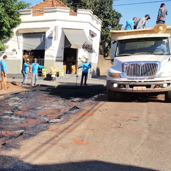 Rua Santos Dumont, próximo à Praça Dona Lídia, recebe sarjetão