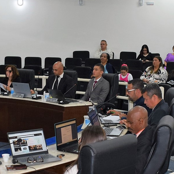 Câmara rejeita veto e aprova dois projetos do prefeito Antian